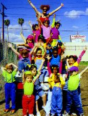 PHOTO LA Marathon 98 Kid's pyramid.JPG (15839 bytes)